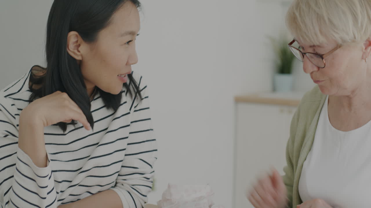 두 명의 여성이 게임을 하고 있습니다.