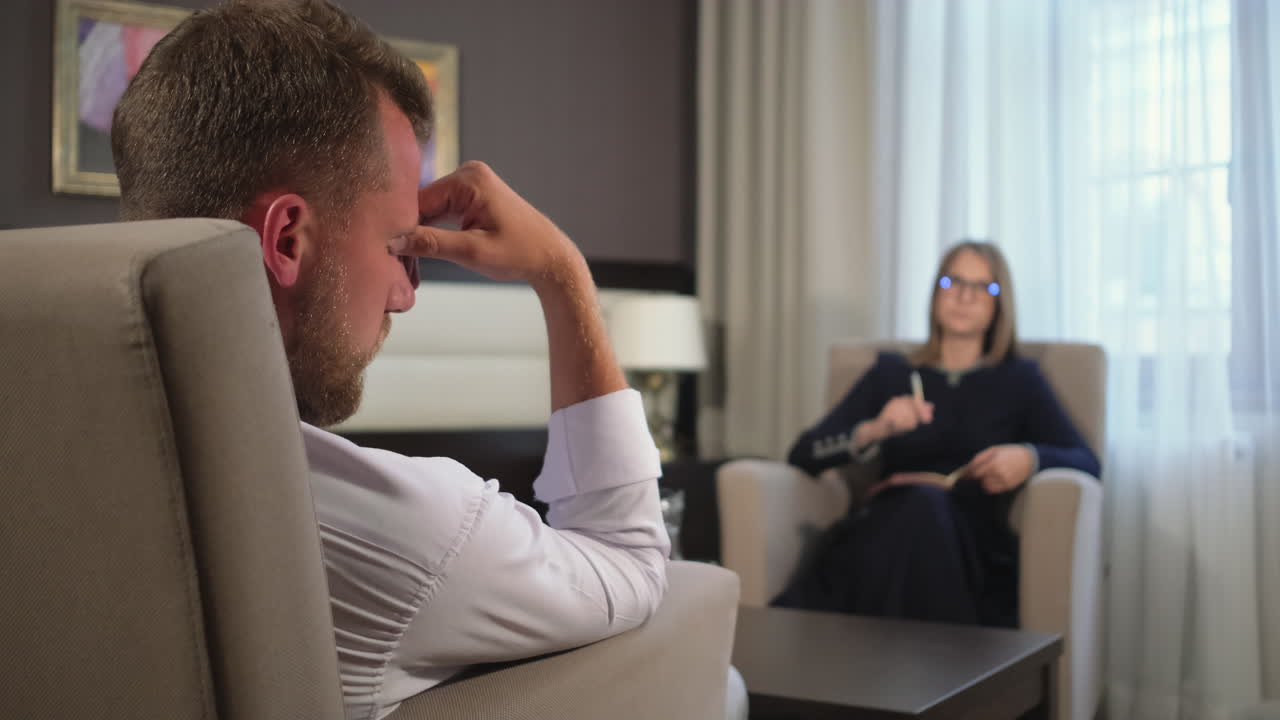 치료 세션에 있는 남자