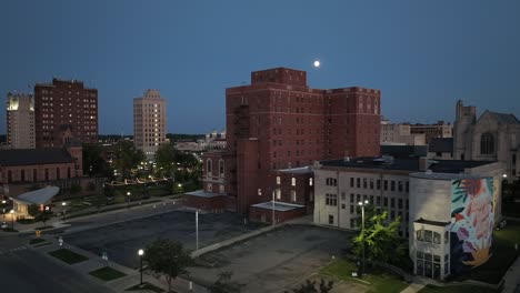 Jackson,-Michigan,-Centro-De-La-Ciudad-Por-La-Noche-Con-Video-De-Drones-De-Cerca-Moviéndose-De-Derecha-A-Izquierda