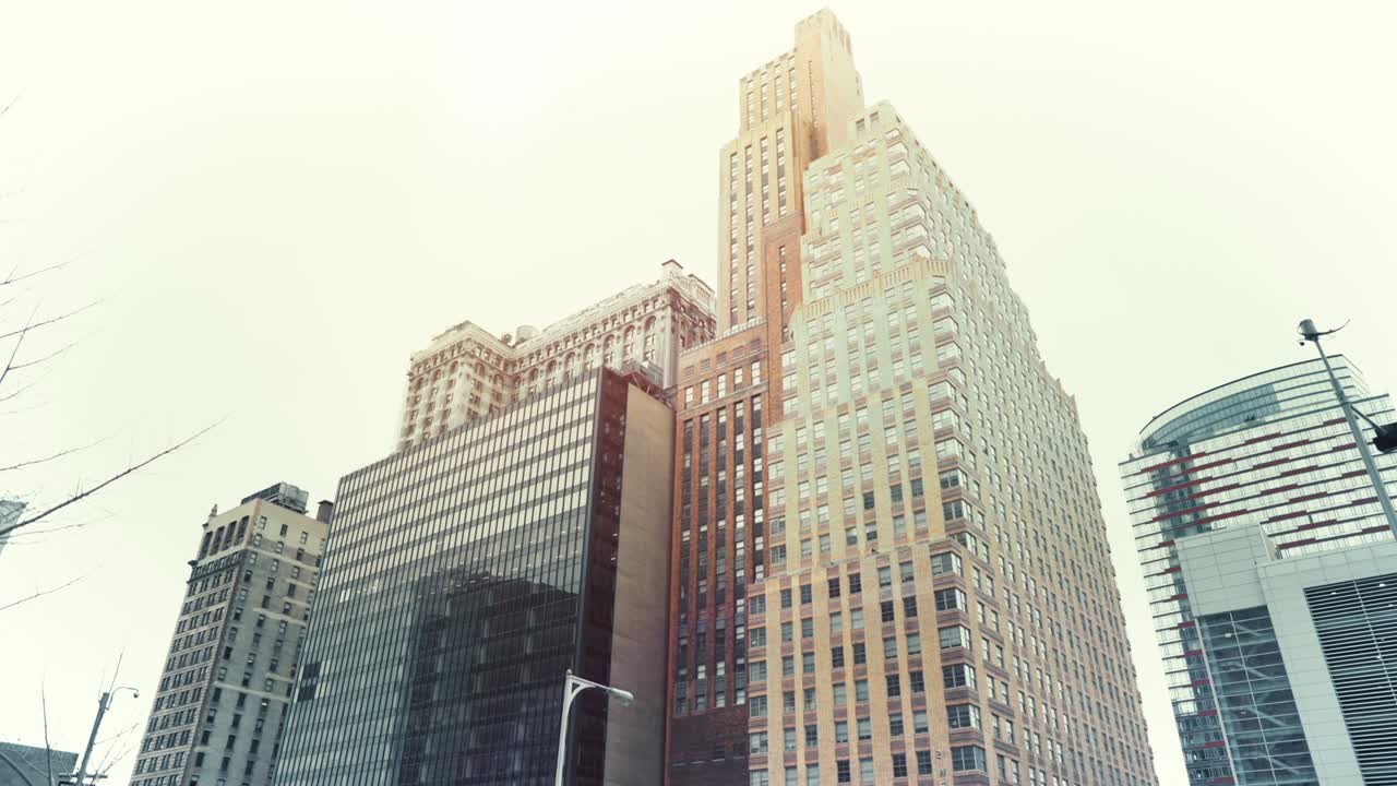 뉴욕시의 현대적인 건물, 초고층 빌딩, 금융 구역, 포브 리 스타일 의 낮은 각도 글라이딩.