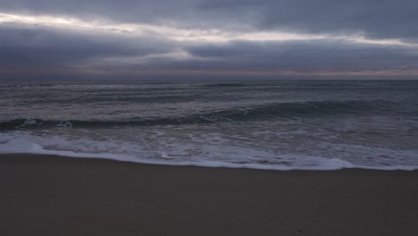 Salpicaduras-De-Agua-De-Mar-Con-Olas-Espumosas-Bajo-Un-Cielo-Nublado---Tiro-Estático