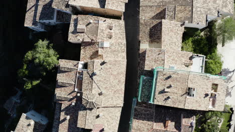 Cuenca-House-and-Building-Rooftops-in-Famous-European-Spain-Town,-Aerial