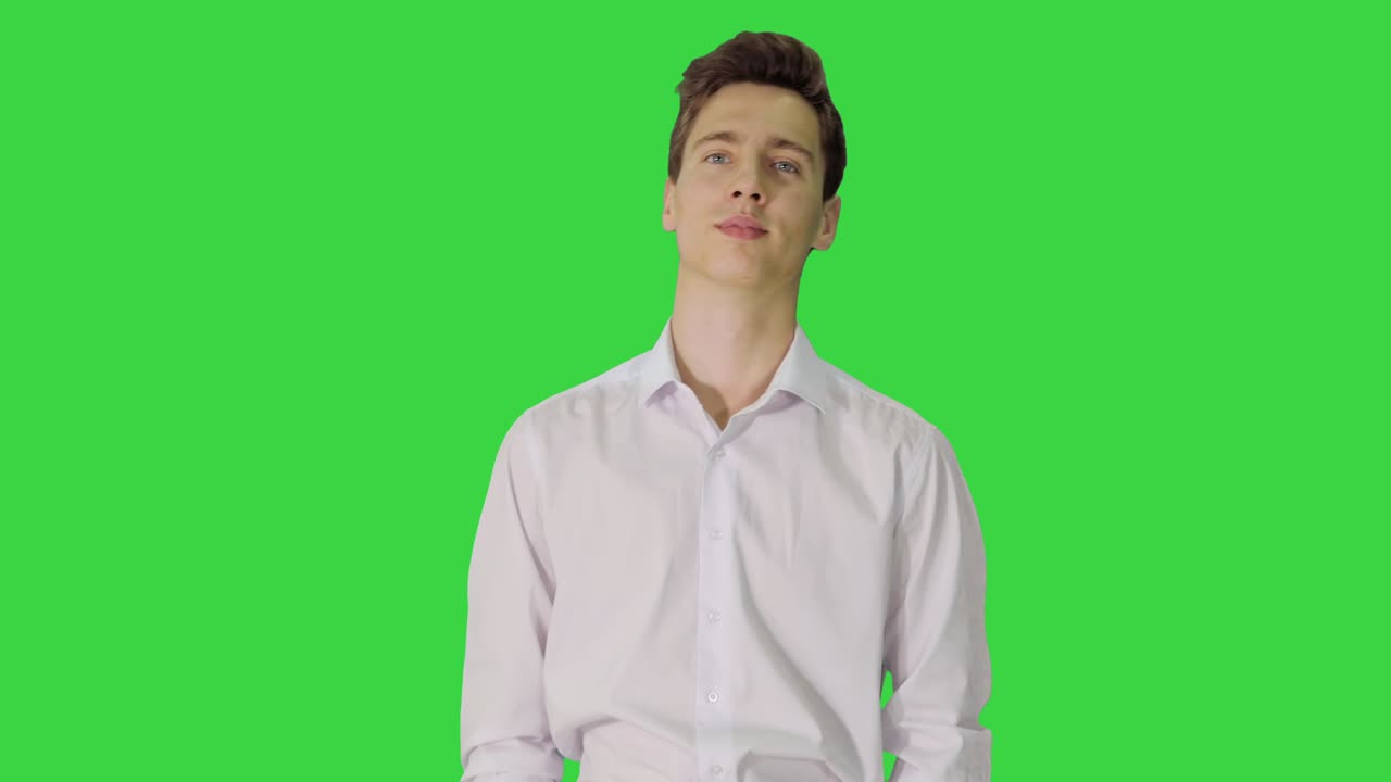 셔츠를 입은 젊은 사업가가 녹색 스크린, 크로마 키에서 기 시작합니다.