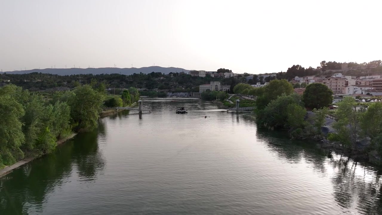 Riprese aeree con drone rivelano il paesaggio del fiume Flix in Catalogna dall'alto