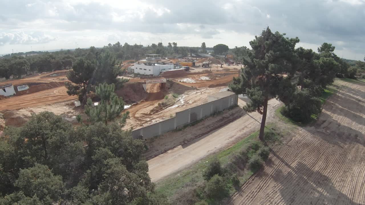 cruzando los arboles con sol y algunas nubes