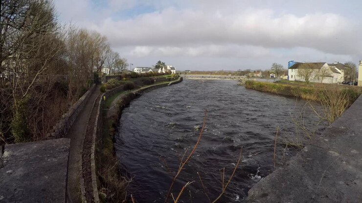 Fiume Corrib a Galway, Irlanda con cielo coperto, inquadratura ampia a mano libera