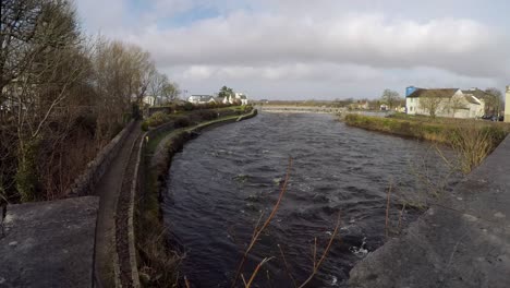 Corrib-River-In-Galway,-Irland-Mit-Bewölktem-Himmel,-Weitwinkelaufnahme-Aus-Der-Hand