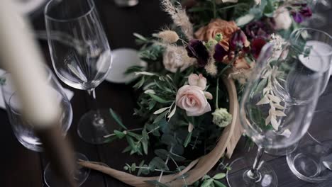 flores en una mesa del día de la boda