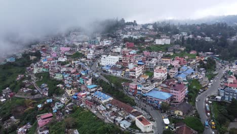 Scenic-drone-shot-of-Kodaikanal-town-under-the-cloudy-sky,-Dindigul,-Tamil-Nadu,-India