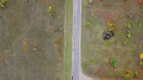 Toma-Aérea-De-Caminos-Rodeados-De-Naturaleza.