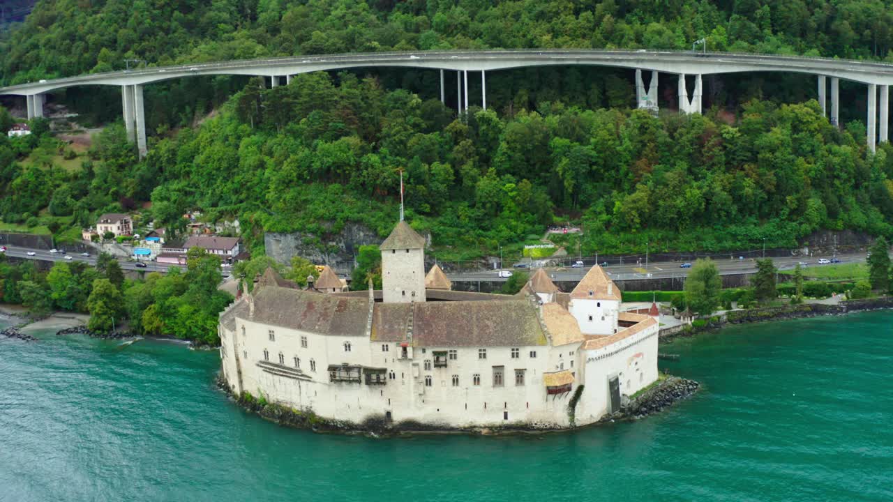 드론 카메라는 왼쪽으로 가고 있습니다.