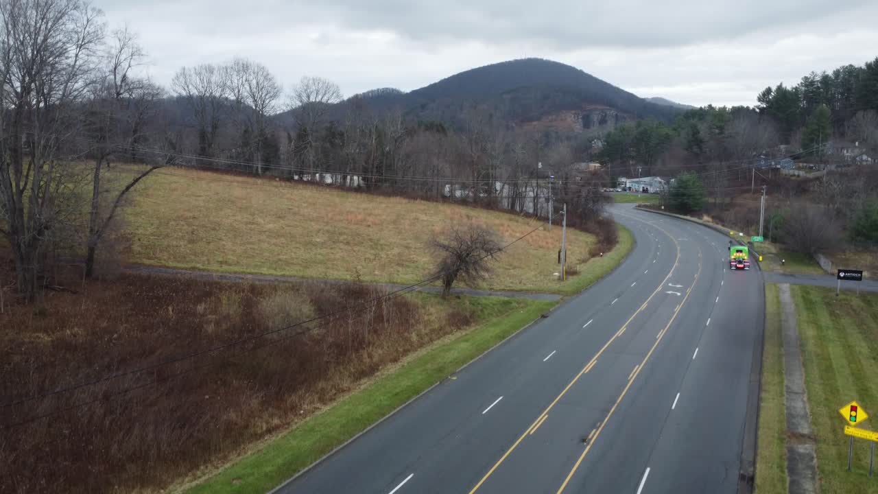 분, 노스 캐롤라이나에서 녹색 트럭 운전 및 연기 불기