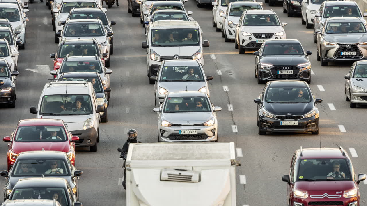 저녁 퇴근 시간 바르셀로나 고속도로의 교통 흐름 타임랩스