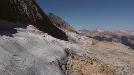 Gletscher-In-Den-Bergen,-Der-Aus-Der-Luft-Absteigt