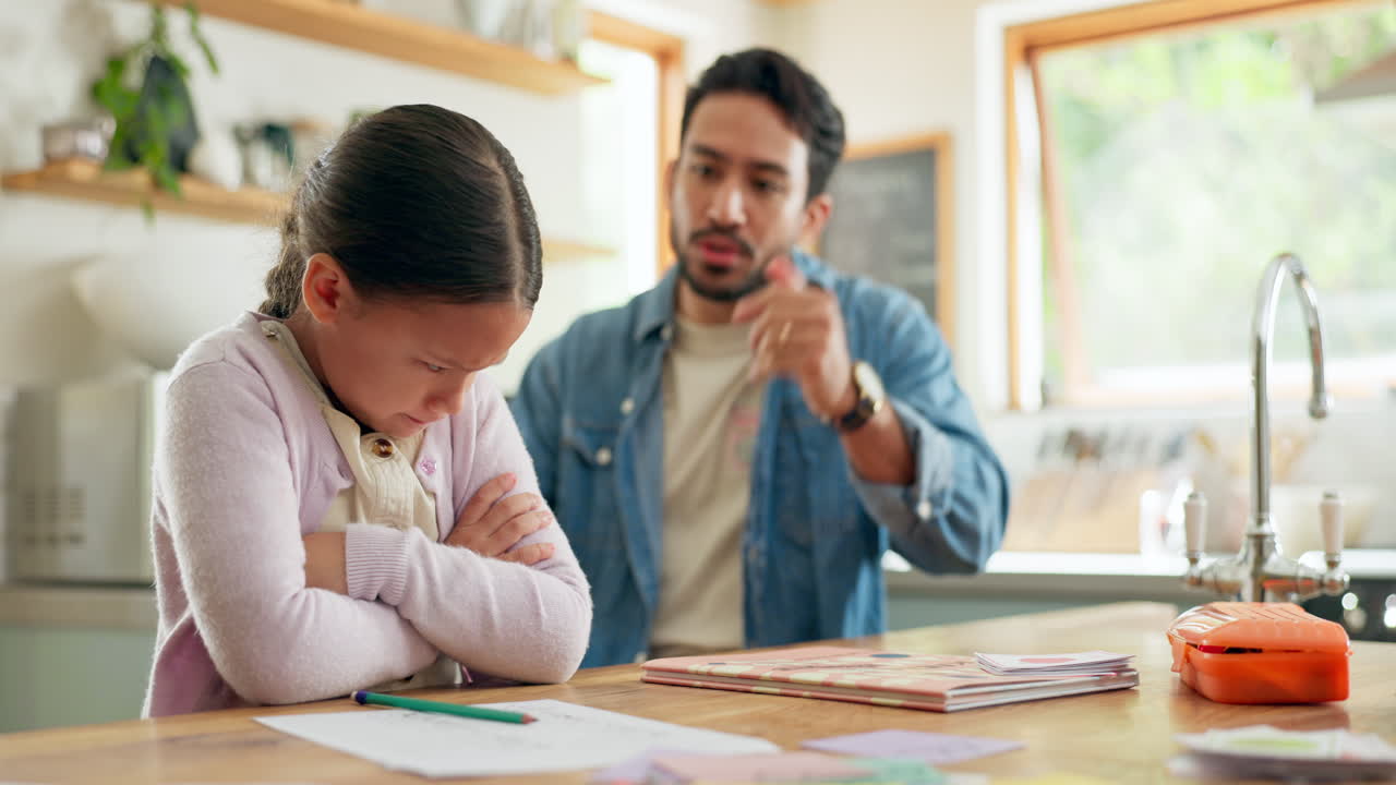 울고 있는 아이 와 함께 화 를 내는 아버지