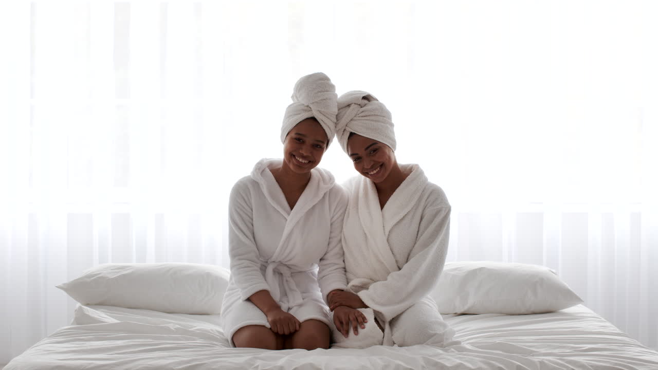 Deux sœurs se relaxant dans une chambre ambiance spa