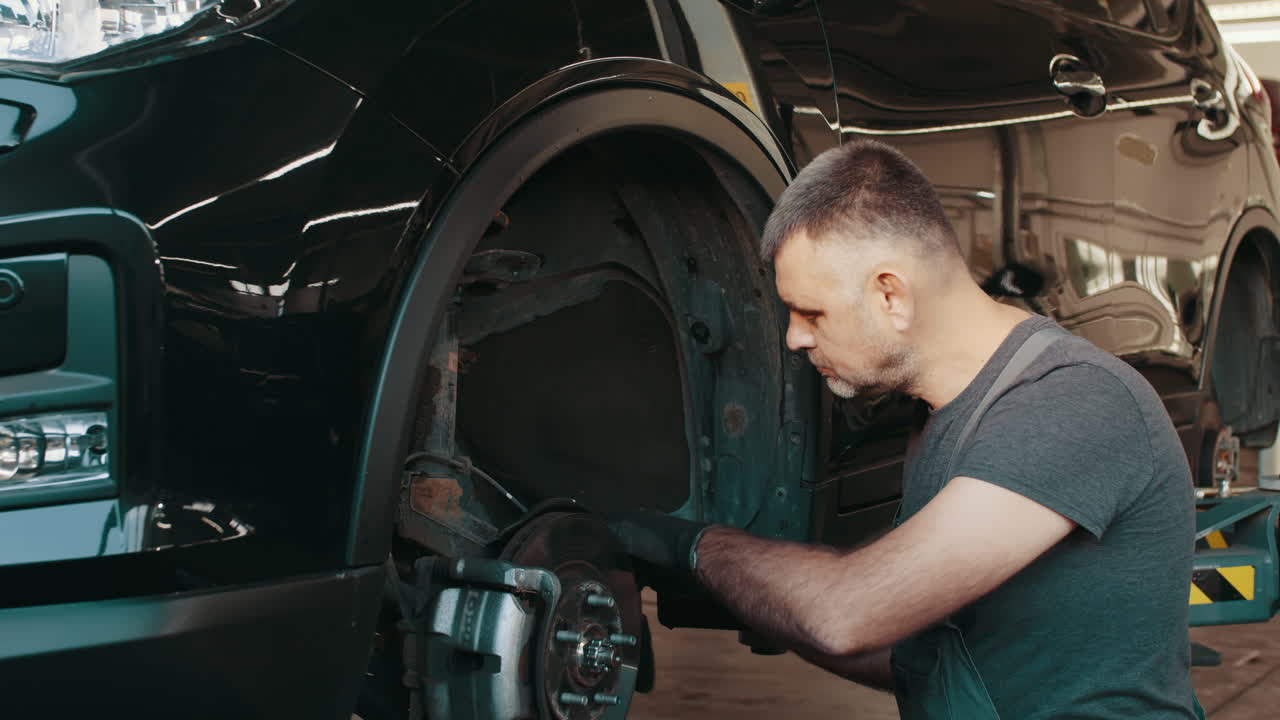 mecánico trabajando en un freno de coche