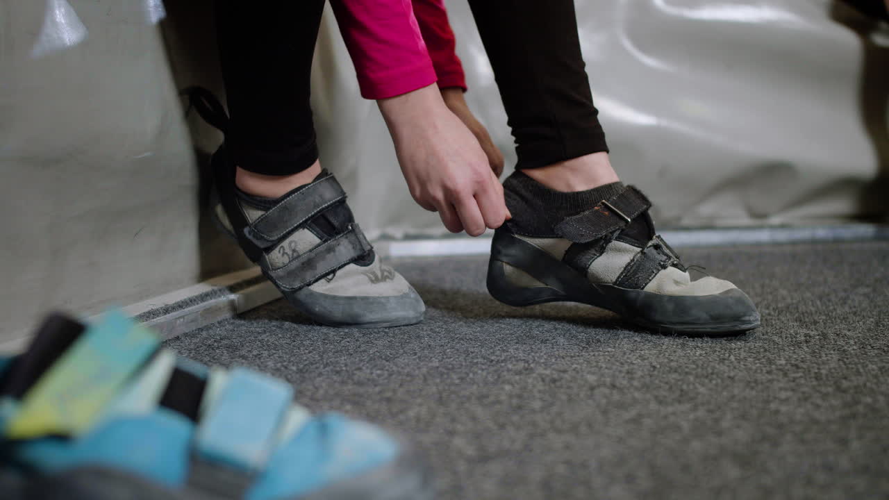 등반 부츠 를 입고 있는 사람