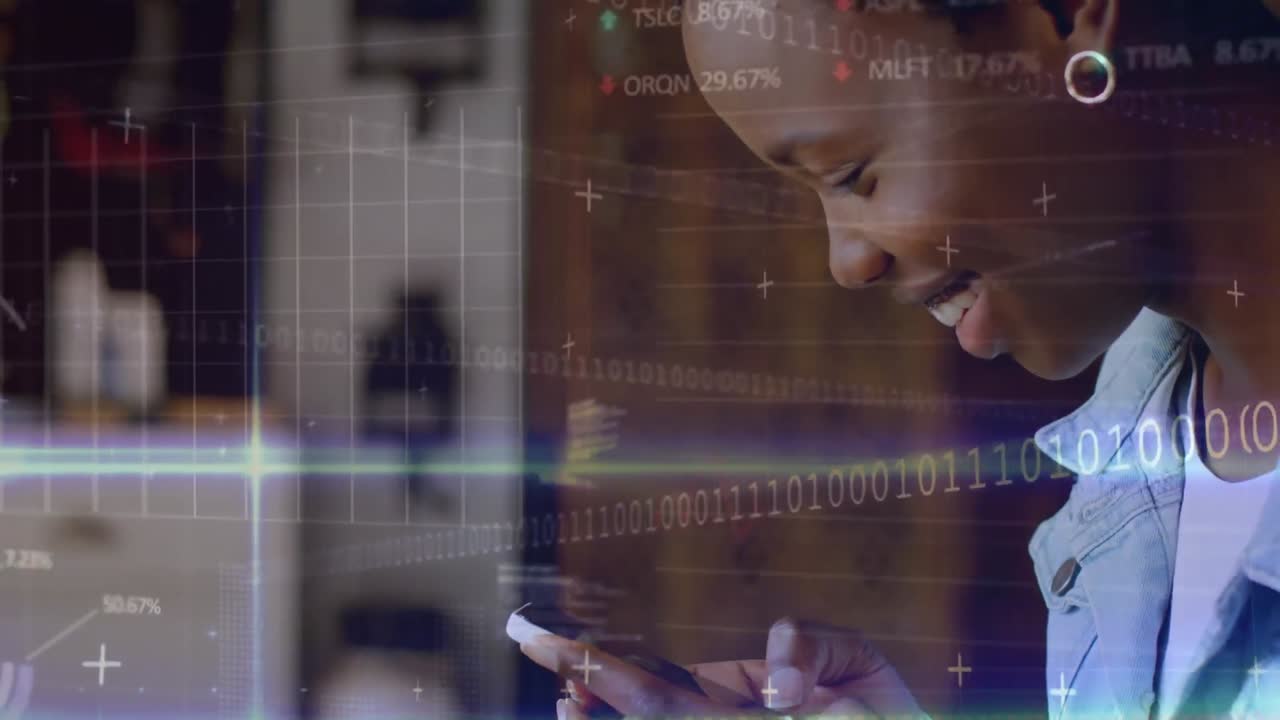 animazione di tavola di negoziazione, codici binari, linguaggio del computer, donna afroamericana che usa il cellulare