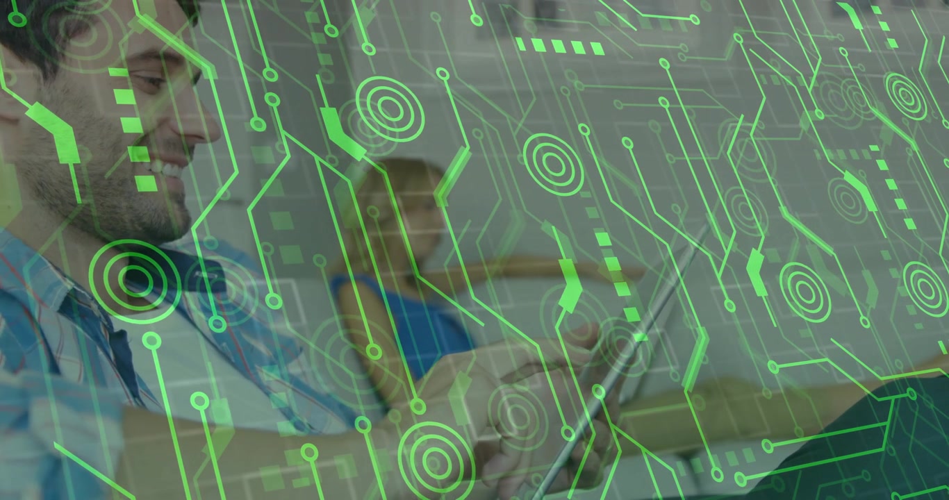 Coppia che scorre tablet e telefono in salotto, attivando un'interfaccia tecnologica verde per il controllo della casa.