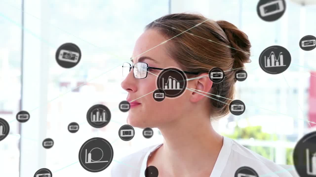 animación de iconos conectados sobre una hermosa mujer caucásica de pie en la oficina