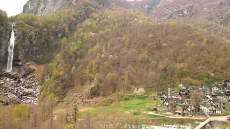 Szenischer-Wasserfall-Mit-Herbstwald-Nahe-Steindorf-In-Foroglio,-Schweiz