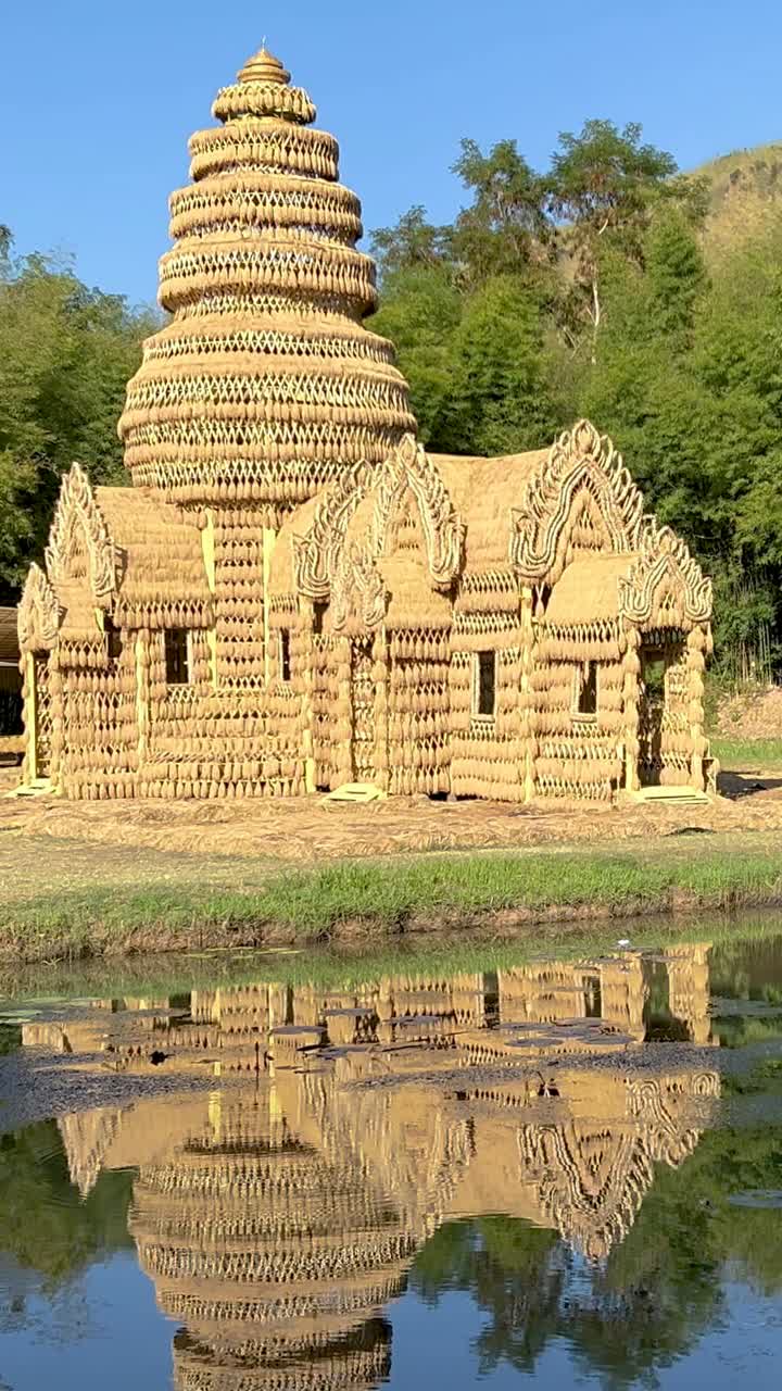 antiguo templo reflejado en un estanque sereno