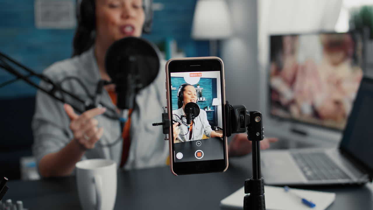 Kendt influencer på sociale medier optager en video med sin smartphone, mens de fortæller en historie