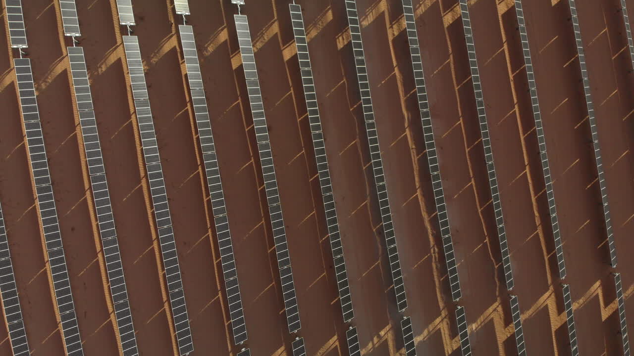 태양열 농장의 공중 나선형 보기: 추상 항공 영상