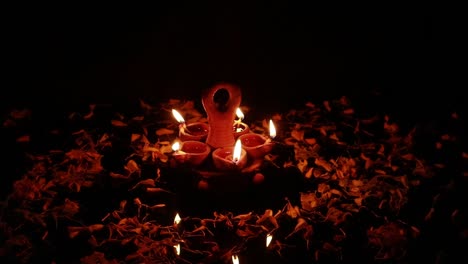 una mesa decorada con lámparas de barro para un festival en la oscuridad