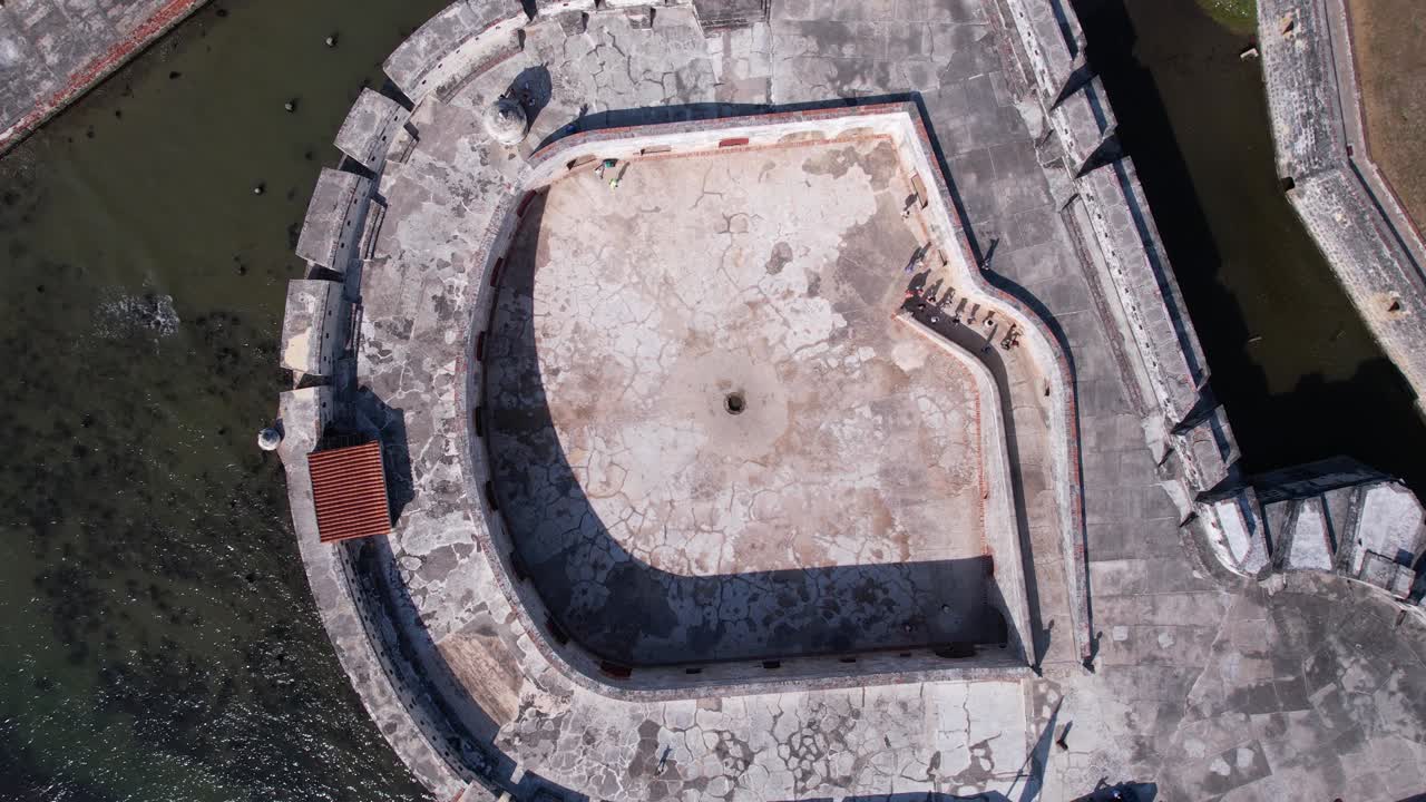 vista aérea de arriba hacia abajo, castillo de san fernando en la isla de bocachica, antigua defensa colonial de cartagena, colombia