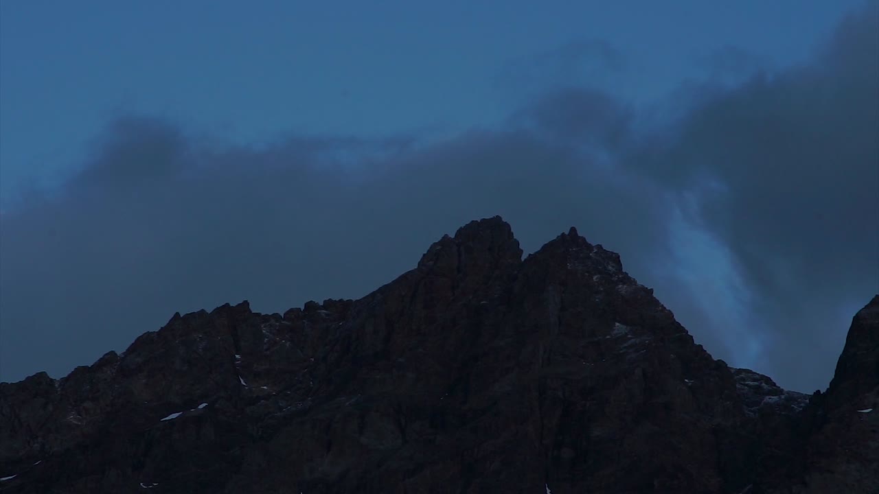timelapse de nubes pasando sobre la cumbre del cerro piltriquitron al atardecer, el bolsón, patagoia argentina
