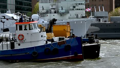 Flussboot-Vor-HNLMS-Holland-Und-HMS-Belfast,-London,-Großbritannien