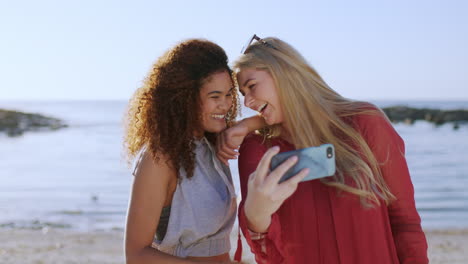 Phone-selfie,-summer-beach