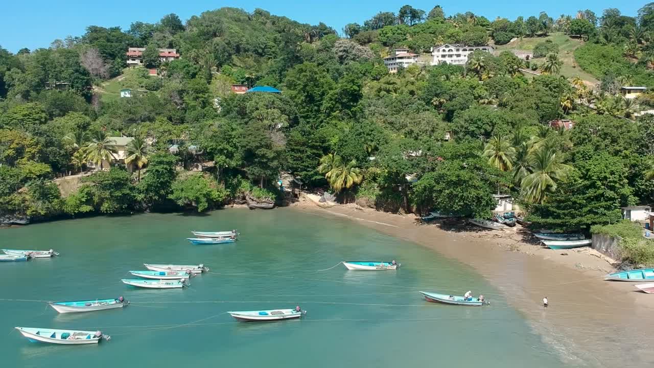 toma de drones de la playa de las cuevas en la isla de trinidad