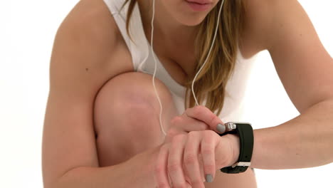 mujer mirando un reloj inteligente