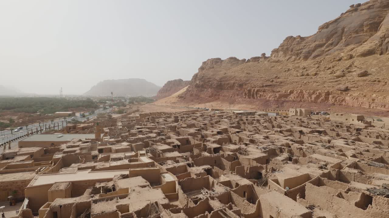 사우디 아라비아의 관광 지역인 알 우라 (al ula) 의 오래된 도시 진 오두막 집의 공중 사진