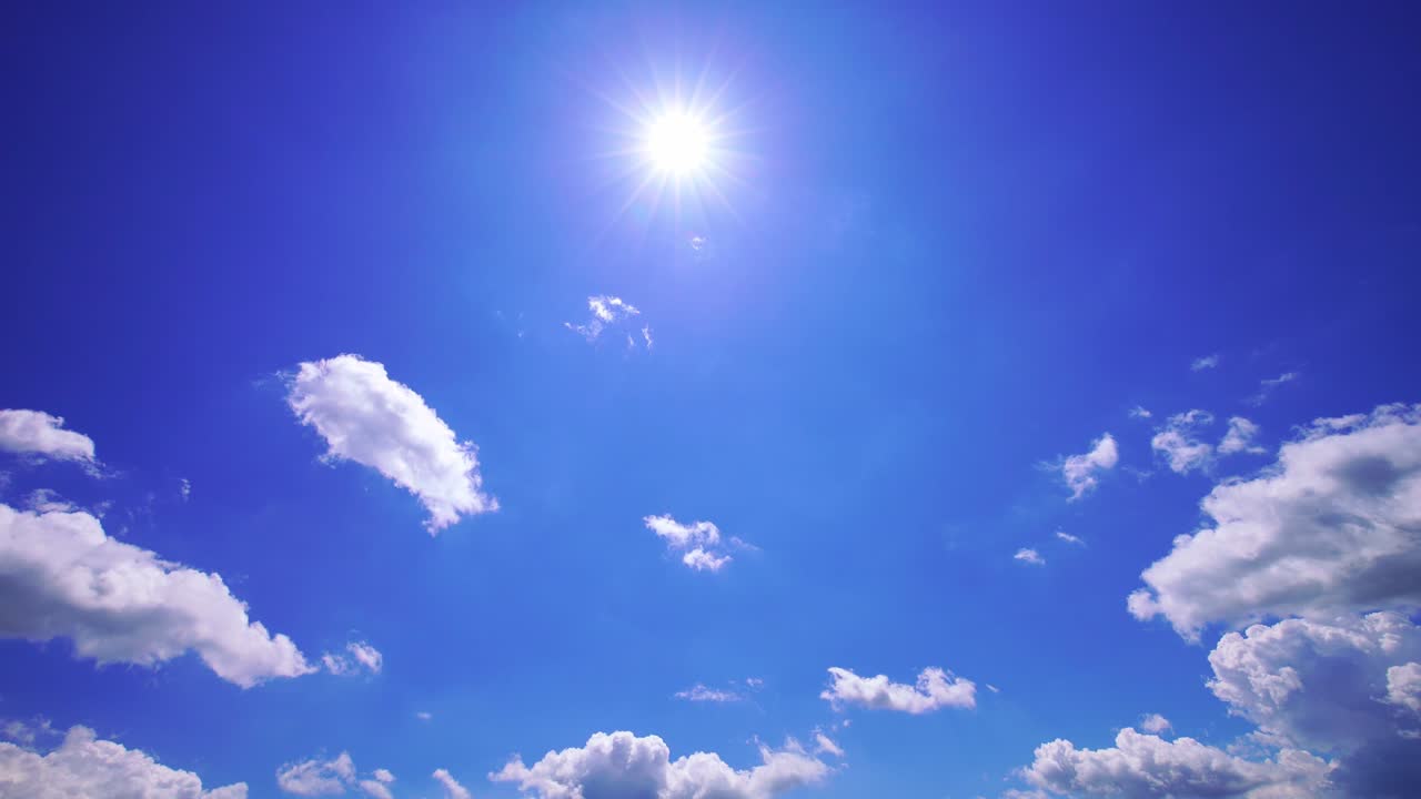 구름과 함께 파란 하늘에 태양