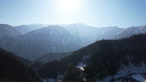 amanecer sobre las cadenas montañosas cubiertas de nieve en el valle de neelum, cachemira