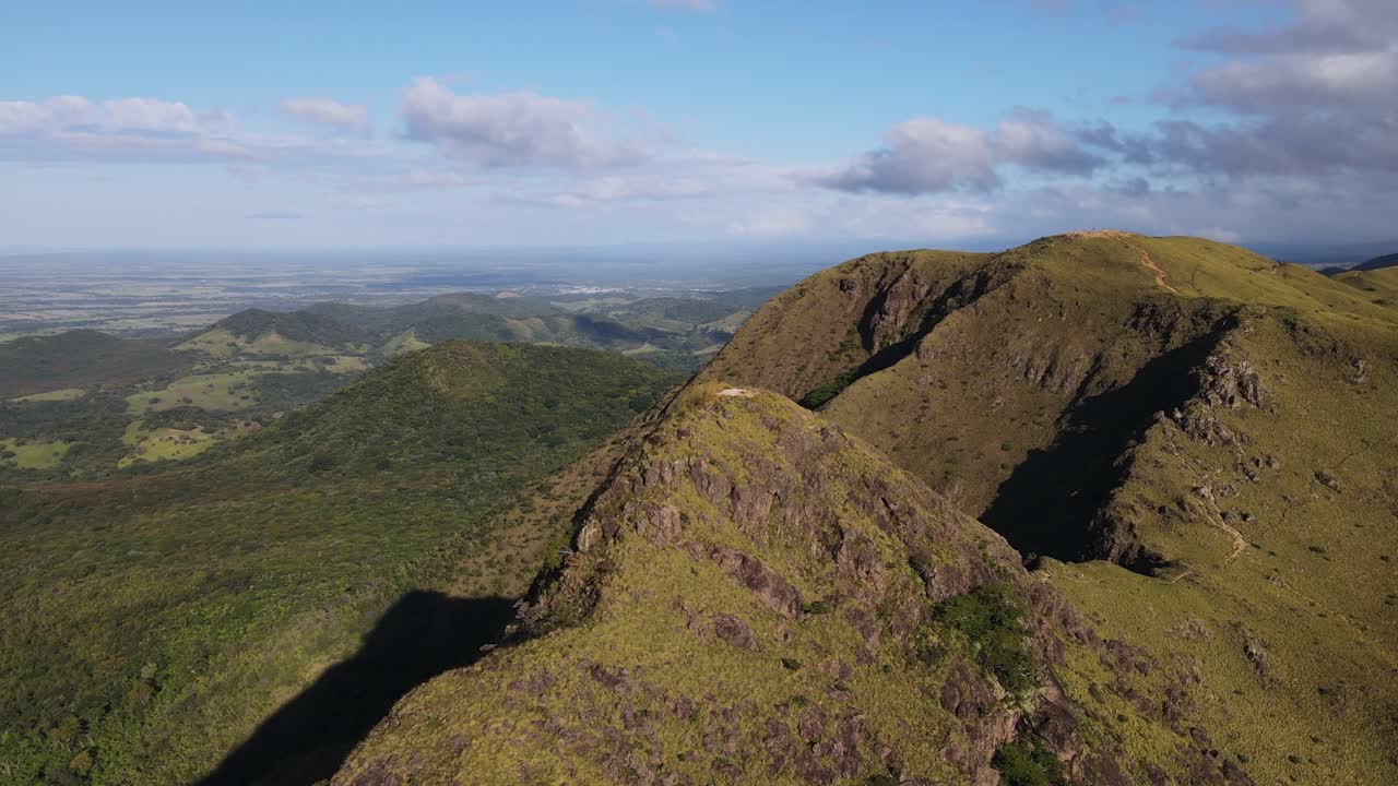 órbita aérea lenta alrededor del pico pelado después del amanecer en 4k