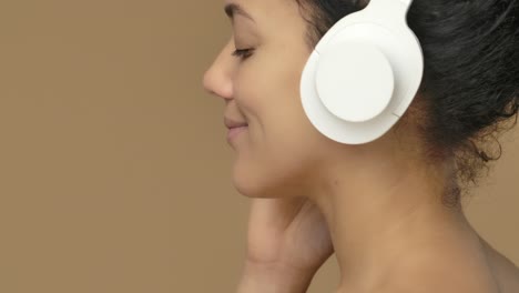 mujer escuchando música con auriculares