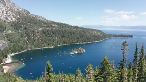 toma aérea amplia y ascendente de emerald bay en lake tahoe