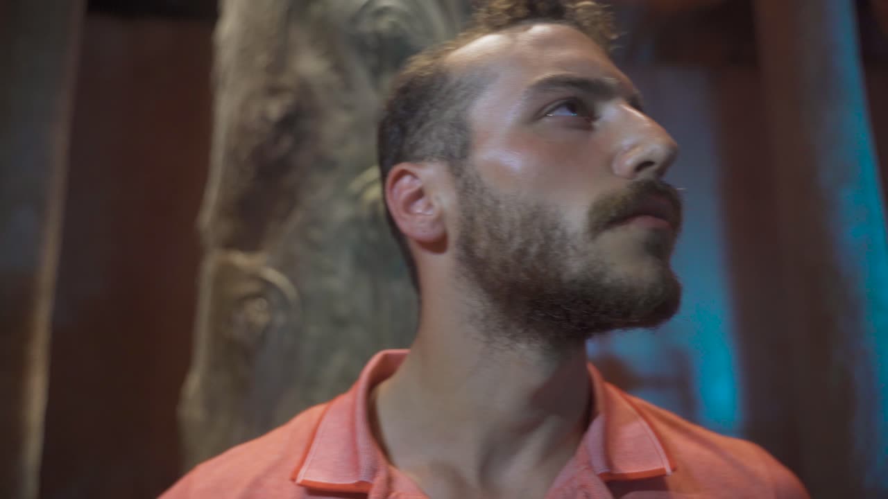 joven experimentando tensión y miedo.