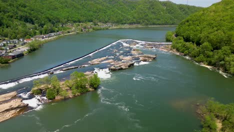 vista aérea del área de las cataratas de kanawha desde arriba con un avión no tripulado