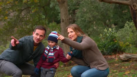 glückliche familie, die den tag zusammen verbringt