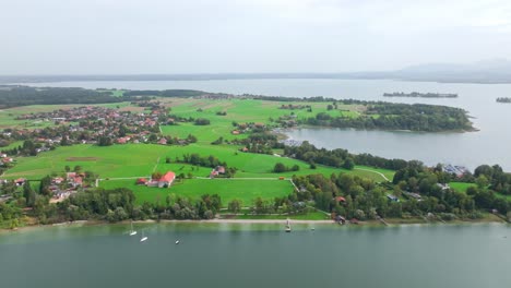 vista aérea de una exuberante isla verde en el lago chiemsee en baviera, alemania