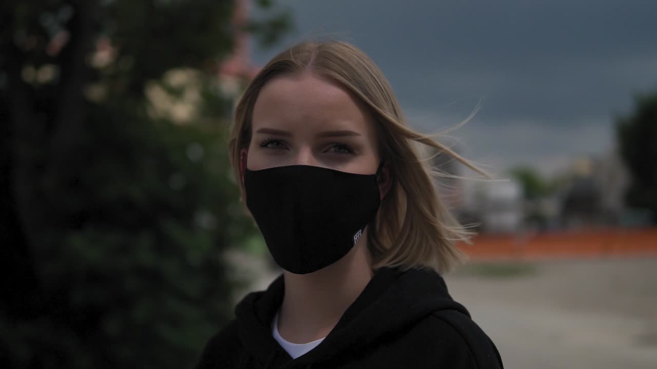 얼굴 마스크를 쓴 젊은 여성의 초상화, 슬로우 모션