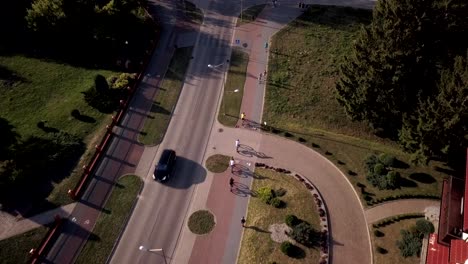 Toma-Aérea-De-Un-Grupo-De-Turistas-Explorando-La-Ciudad-De-Goldap-En-Bicicleta-En-Polonia