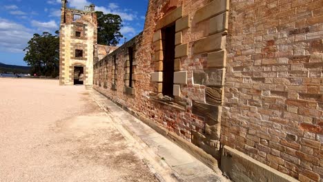 a lo largo de la pared del edificio principal en el sitio histórico de port arthur, tasmania