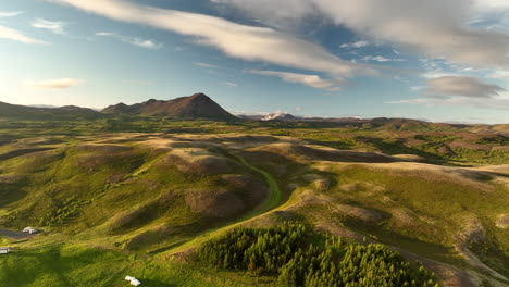 Vulkanische-Hügel,-Bedeckt-Mit-Grüner-Vegetation,-Island-Sonnenuntergangslandschaft-Aus-Der-Luft